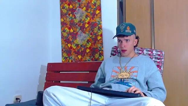 Snapshot of Keeny16 chatting on December 19, 2024, 2:13 pm Keeny16 online show from December 19, 2024, 2:13 pm