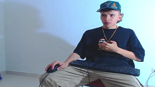 Snapshot of Keeny16 chatting on December 4, 2024, 4:04 am Keeny16 online show from December 4, 2024, 4:04 am