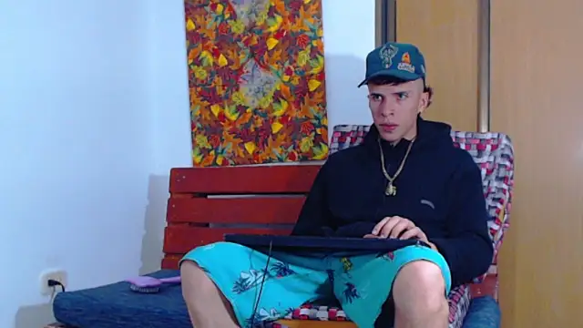 Snapshot of Keeny16 chatting on December 19, 2024, 8:13 pm Keeny16 online show from December 19, 2024, 8:13 pm