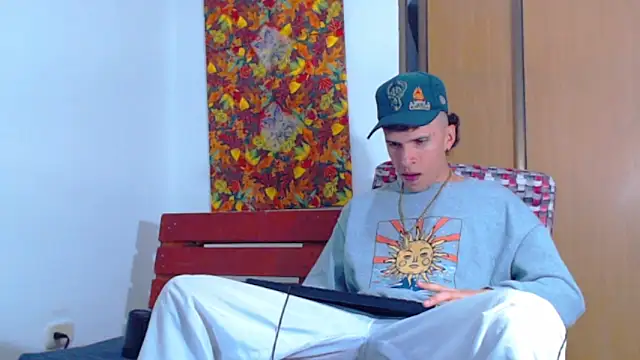 Snapshot of Keeny16 chatting on December 19, 2024, 3:29 am Keeny16 online show from December 19, 2024, 3:29 am