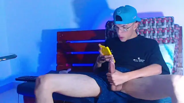 Snapshot of Keeny16 chatting on March 4, 2025, 3:37 pm Keeny16 online show from March 4, 2025, 3:37 pm