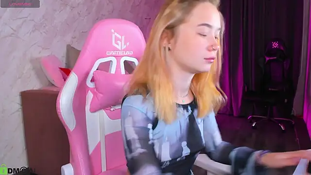 Kira yoon online show from October 17, 2025, 12:36 am