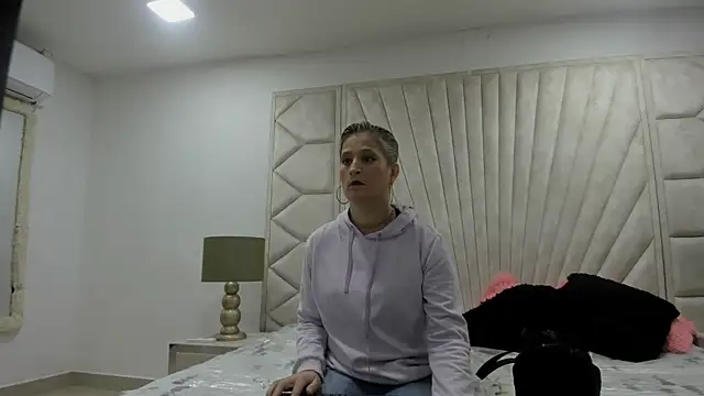 Snapshot of Jade_squirtt chatting on September 22, 2025, 12:33 pm Jade squirtt online show from September 22, 2025, 12:33 pm