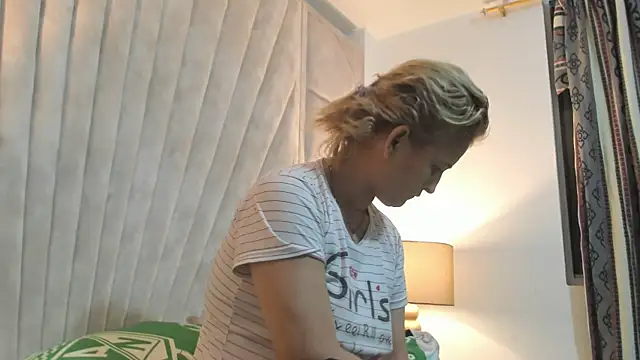 Snapshot of Jade_squirtt chatting on November 5, 2025, 9:34 am Jade squirtt online show from November 5, 2025, 9:34 am