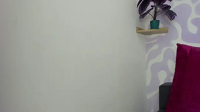 Snapshot of Little_Ivy chatting on September 27, 2025, 12:00 pm Little Ivy online show from September 27, 2025, 12:00 pm