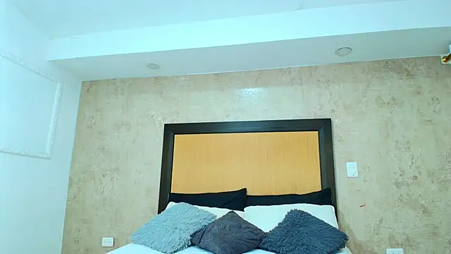 mialopez52 online show from February 20, 2025, 8:47 pm