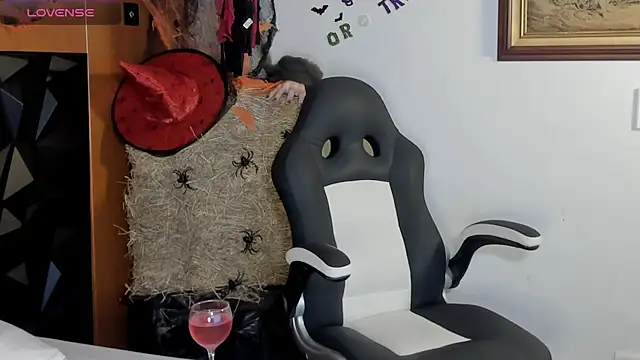 Snapshot of Wendy_Marchall chatting on October 28, 2025, 7:24 pm Wendy Marchall online show from October 28, 2025, 7:24 pm