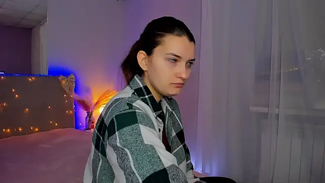 Laura Leee online show from March 23, 2026, 5:51 am