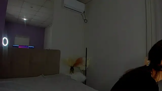 Laura Leee online show from March 18, 2025, 6:28 am