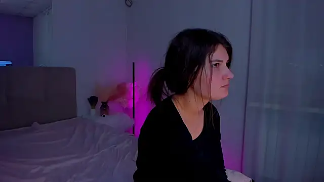 Laura Leee online show from March 18, 2025, 12:39 pm