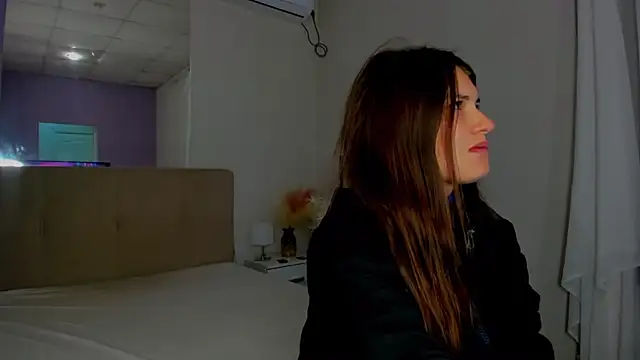 Laura Leee online show from October 4, 2025, 4:58 am