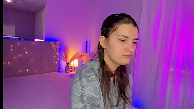 Laura Leee online show from April 4, 2026, 4:52 am