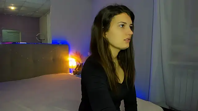 Laura Leee online show from November 26, 2025, 6:35 am