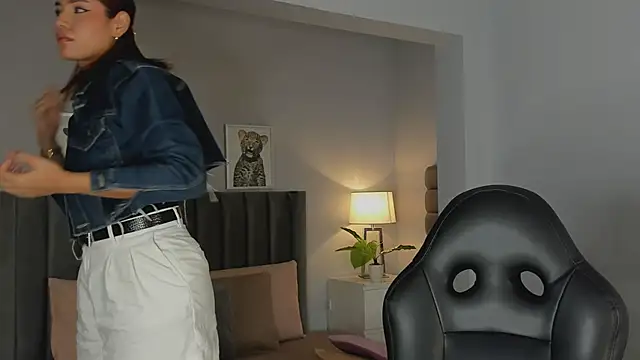 Madie  collins online show from November 22, 2025, 11:20 am