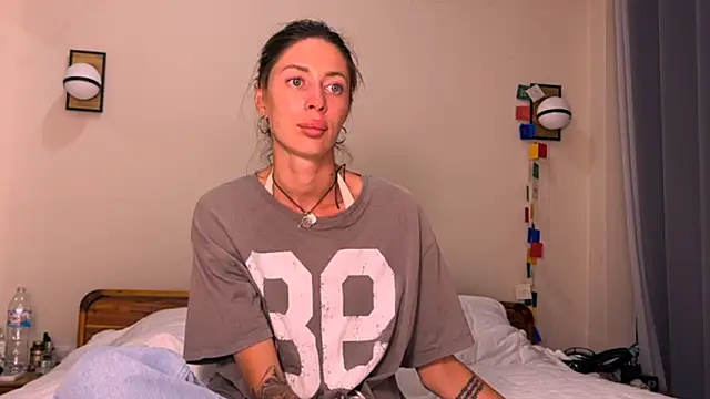 Snapshot of ___art chatting on January 13, 2026, 3:27 pm art online show from January 13, 2026, 3:27 pm