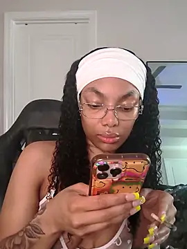 Snapshot of butterflybootyy chatting on April 30, 2026, 11:39 am butterflybootyy online show from April 30, 2026, 11:39 am