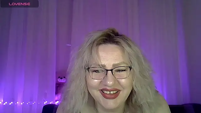 Snapshot of AngelinaGlam chatting on May 17, 2026, 4:29 pm AngelinaGlam online show from May 17, 2026, 4:29 pm
