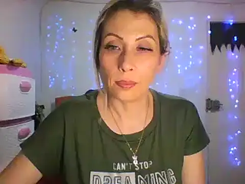 Snapshot of alixia81 chatting on February 26, 2025, 2:19 am alixia81 online show from February 26, 2025, 2:19 am