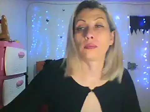 Snapshot of alixia81 chatting on February 19, 2025, 2:44 am alixia81 online show from February 19, 2025, 2:44 am