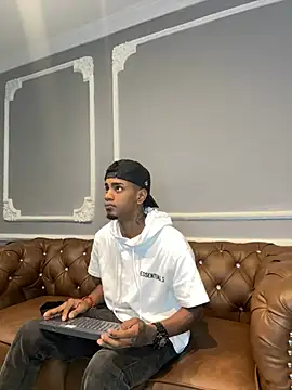 AaronCruz  online show from February 28, 2025, 12:42 pm