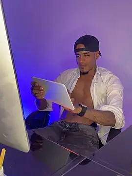 Snapshot of AaronCruz_ chatting on May 1, 2026, 11:54 pm AaronCruz online show from May 1, 2026, 11:54 pm