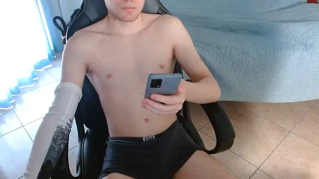 Snapshot of FitGuyDream chatting on June 27, 2026, 12:22 pm FitGuyDream online show from June 27, 2026, 12:22 pm