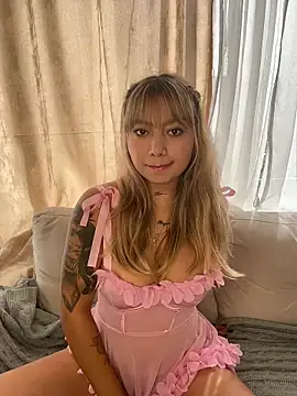 amanda-medrano1 online show from February 18, 2026, 2:13 pm