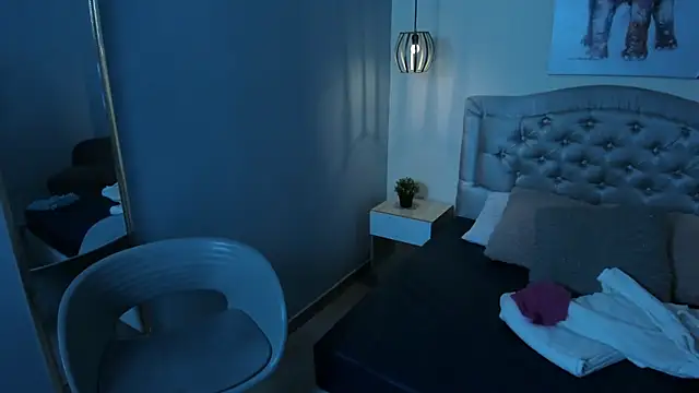 escarleth   online show from April 20, 2026, 1:56 pm