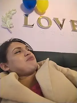 kimCosseyy online show from May 17, 2026, 2:11 am