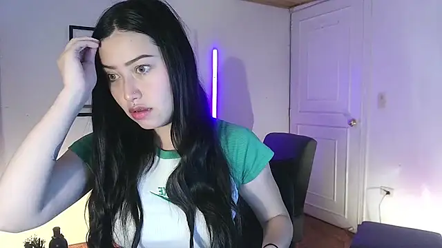 Emilyswan04 online show from February 6, 2025, 10:32 pm