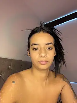 Laura fernandezII online show from December 5, 2025, 9:01 pm