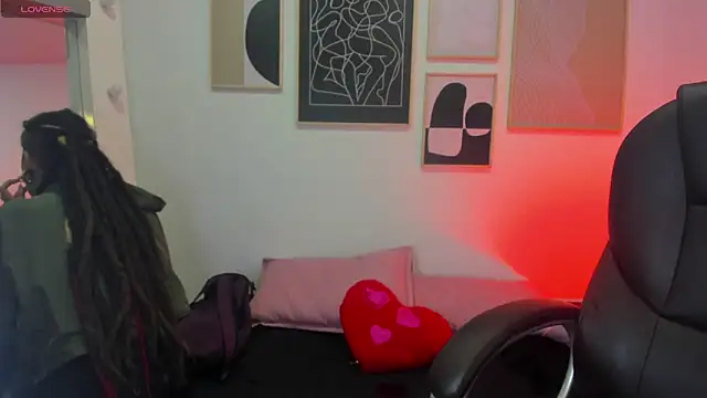  sharlotte777 online show from April 7, 2026, 1:57 pm