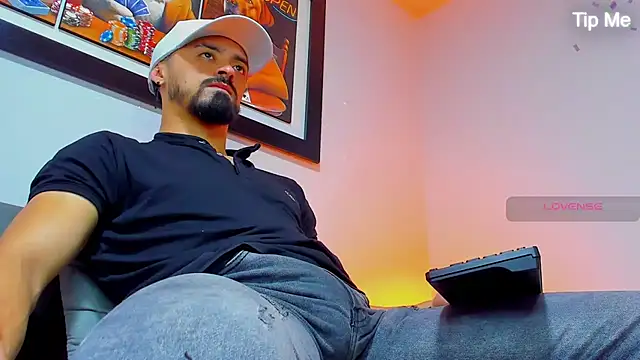 Snapshot of MAXIMUS_MASTE3 chatting on October 19, 2025, 10:23 pm MAXIMUS MASTE3 online show from October 19, 2025, 10:23 pm