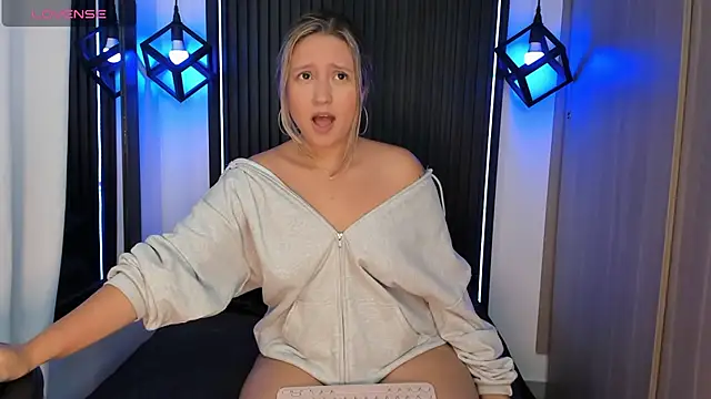 Snapshot of MiaPetit_ chatting on January 24, 2025, 7:07 pm MiaPetit online show from January 24, 2025, 7:07 pm