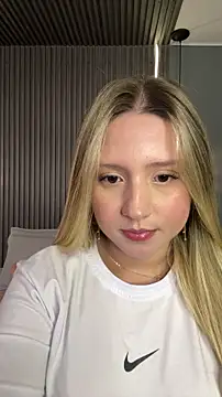 Snapshot of MiaPetit_ chatting on December 4, 2025, 8:52 pm MiaPetit online show from December 4, 2025, 8:52 pm