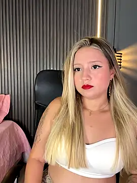 Snapshot of MiaPetit_ chatting on September 13, 2025, 11:38 pm MiaPetit online show from September 13, 2025, 11:38 pm