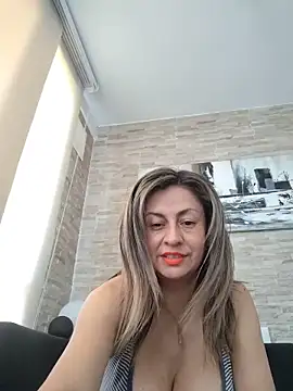 Latiinvenushot online show from May 14, 2026, 5:10 pm