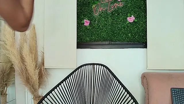 natalia aguirre1 online show from September 9, 2025, 12:47 pm