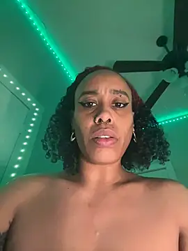 Snapshot of loveluna8 chatting on January 16, 2026, 4:05 am loveluna8 online show from January 16, 2026, 4:05 am