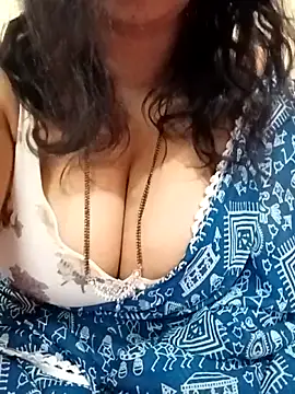 MONA DARLING31 online show from June 18, 2026, 4:22 am