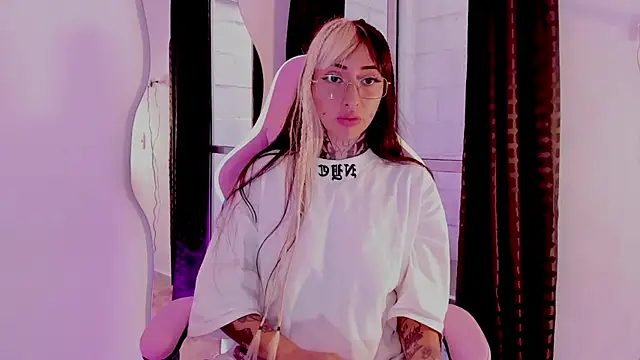 HollyHudsonn online show from January 18, 2025, 4:42 pm