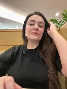 Sophie Eaton online show from December 15, 2025, 7:52 pm