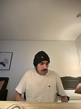 wolfwhite95 online show from April 7, 2026, 10:55 pm