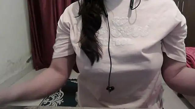 ANANYA-TIWARI online show from November 28, 2025, 4:56 am