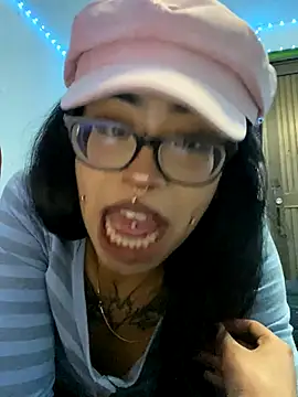 Snapshot of Violetta_Suky chatting on October 29, 2025, 12:53 am Violetta Suky online show from October 29, 2025, 12:53 am