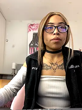 Snapshot of Violetta_Suky chatting on September 11, 2025, 12:27 pm Violetta Suky online show from September 11, 2025, 12:27 pm