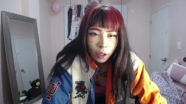 Snapshot of Violetta_Suky chatting on November 19, 2025, 1:44 pm Violetta Suky online show from November 19, 2025, 1:44 pm