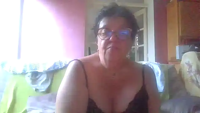 Snapshot of Vandeae44 chatting on June 15, 2026, 7:35 pm Vandeae44 online show from June 15, 2026, 7:35 pm