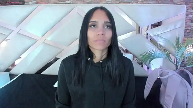 sophie pariss online show from February 4, 2026, 2:39 am