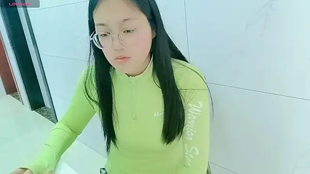 luoxuwen online show from February 28, 2025, 7:37 am